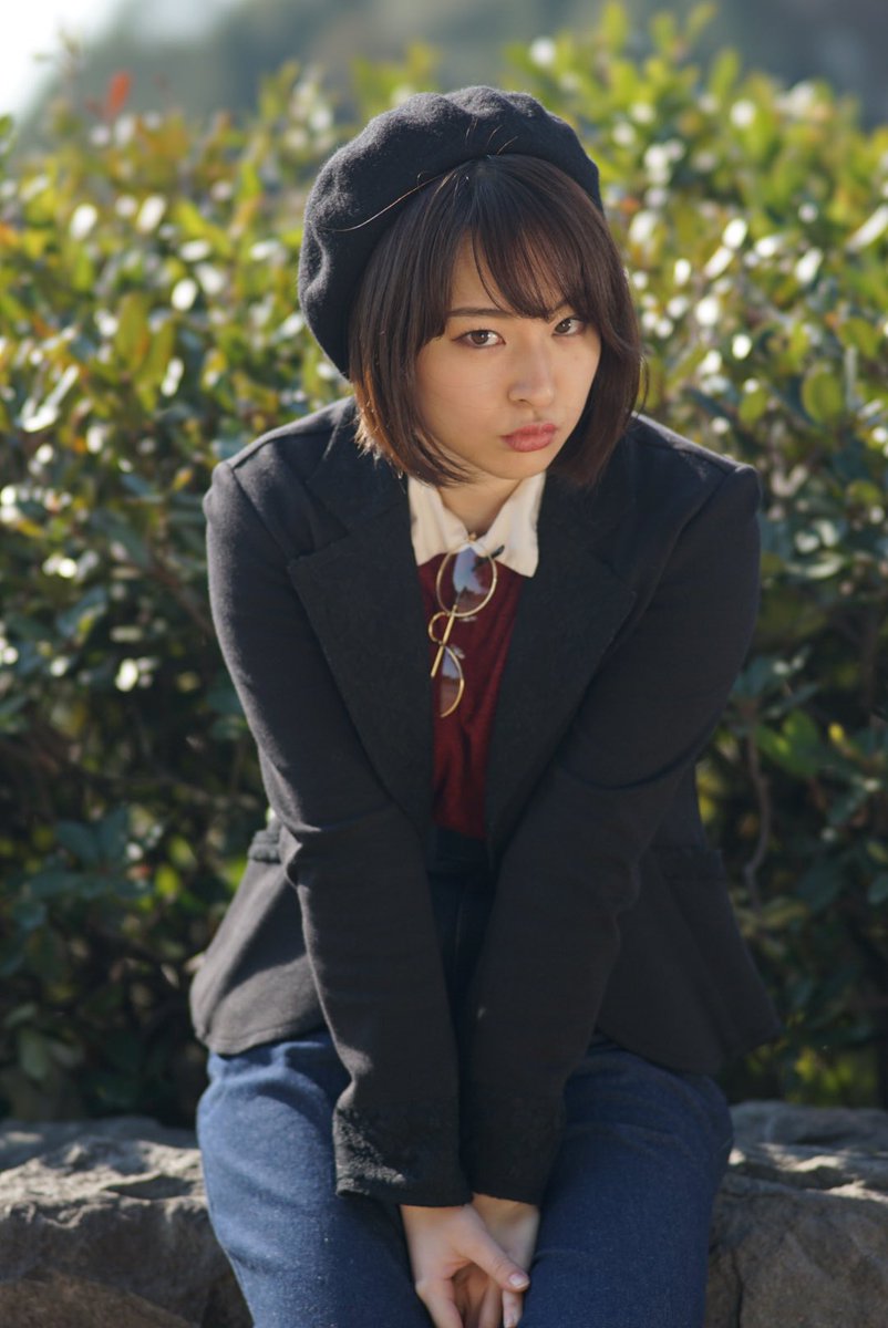 Waku Twitter પર 逆光だと顔に陰とか出来にくいので ポートレートだと逆光が好まれます あと 胸下の眼鏡にレフが写り込んでいるのが分かると思います この状態で眼鏡を掛けるとレフの四角い光が写り込んじゃうんです レフの位置を変えれば良いのですが大撮だと