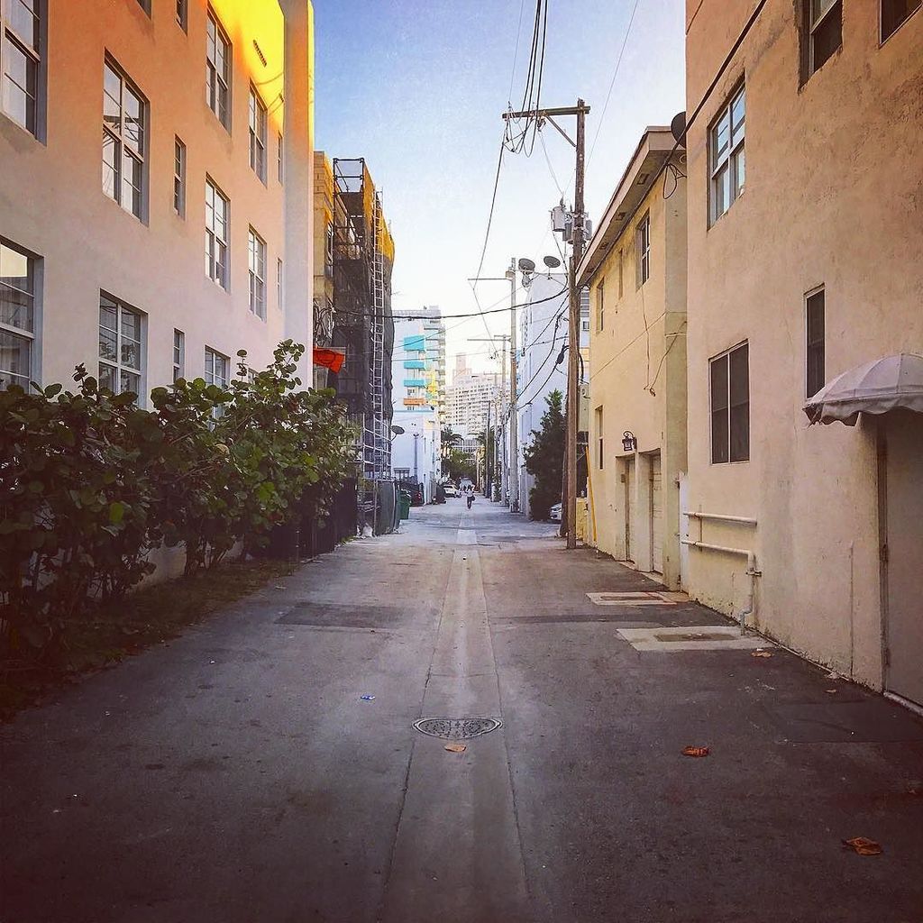 Miami Beach back alley. This brings me back to GTA Vice City!