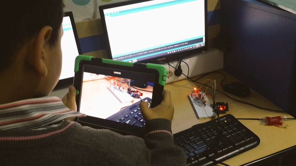 AytourHiba's tweet image. A more integrated future, right at their fingertips... #Electronics #ArduinoBoard #RoboticsClub @MakAishaSchool