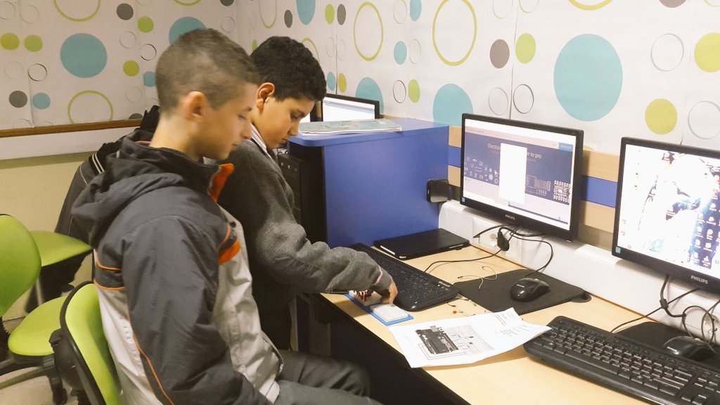 AytourHiba's tweet image. A more integrated future, right at their fingertips... #Electronics #ArduinoBoard #RoboticsClub @MakAishaSchool