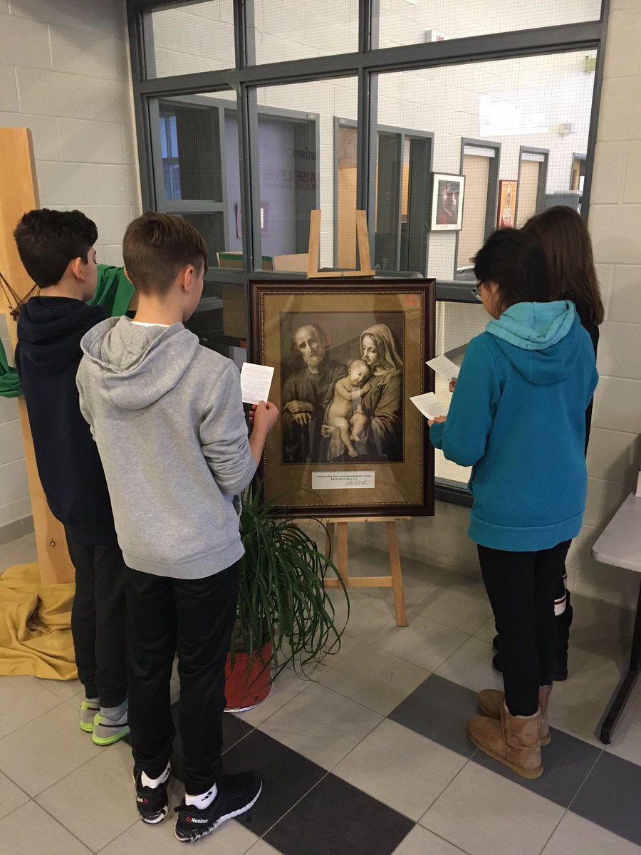 StCecilia_ycdsb's tweet photo. St. Cecilia students welcome the Holy Family Icon with prayer #Christcenteredlearning @StAndreParish @KnightsofCol @ycdsb https://t.co/HmNJJUqiqk