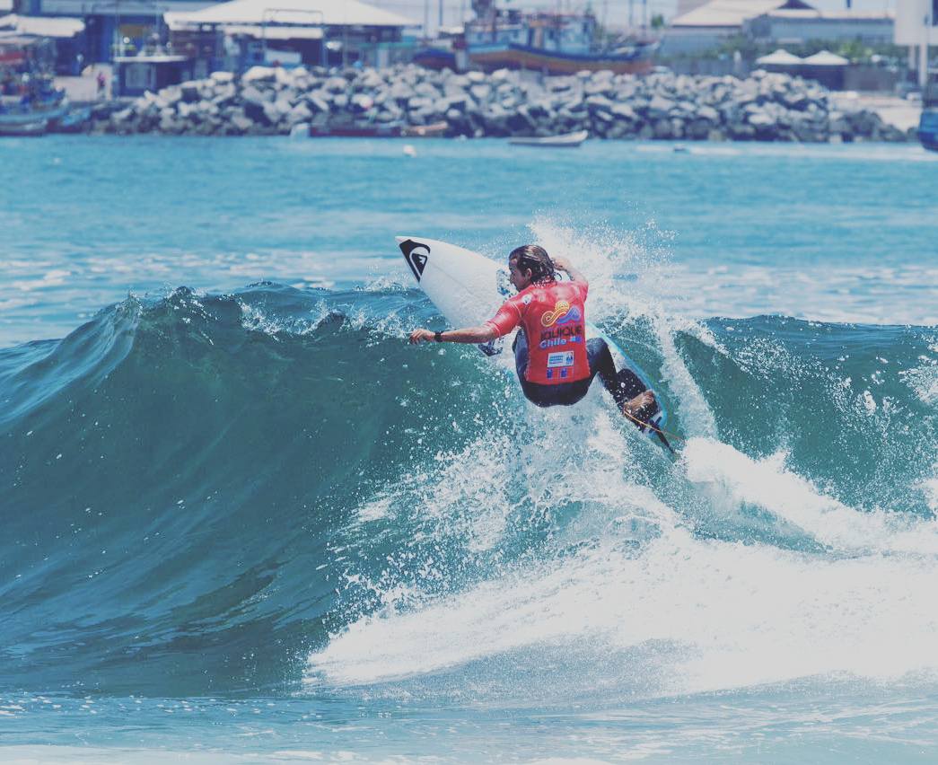 OfficialCOV's tweet photo. #MemoriasCOV @derekgomessurf gana medalla de oro en los III Juegos Bolivarianos de Playa Iquique 2016 #SurfCaminoATokio https://t.co/ooDz04tyhj