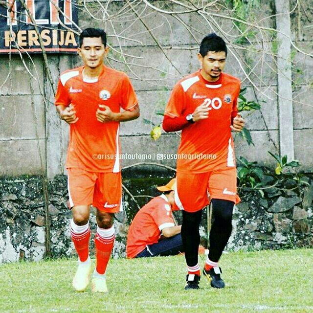 OrenBarat's tweet photo. R10W feat. B20P di sesi latihan #Persija https://t.co/h1pKkd4D8T