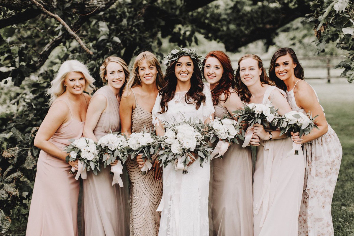 Some pretty bridesmaid style inspo from Alissa and Alex’s romantic barn #wedding → buff.ly/2jX3m68 Image by <a href="/mattylien/">Matt Lien</a>
