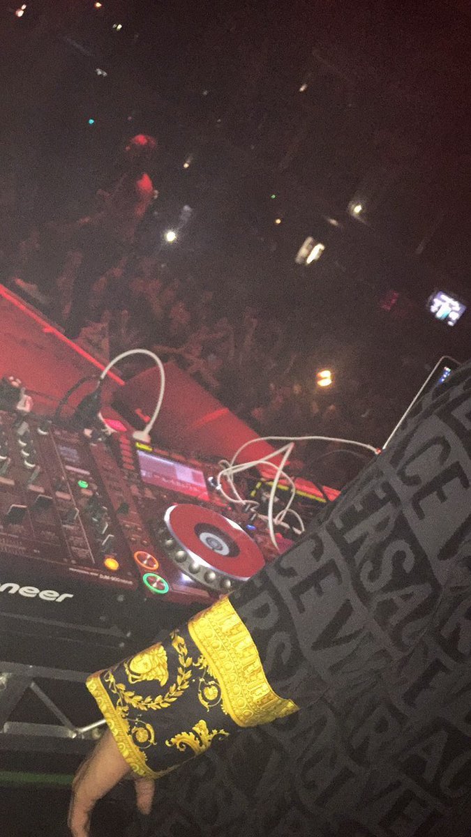 SafiLeonie's tweet photo. @tydollasign last night w/ these babes. best view 😍 https://t.co/93UhDiabgk