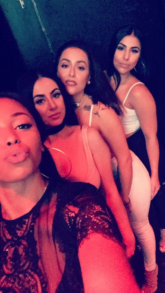 SafiLeonie's tweet photo. @tydollasign last night w/ these babes. best view 😍 https://t.co/93UhDiabgk