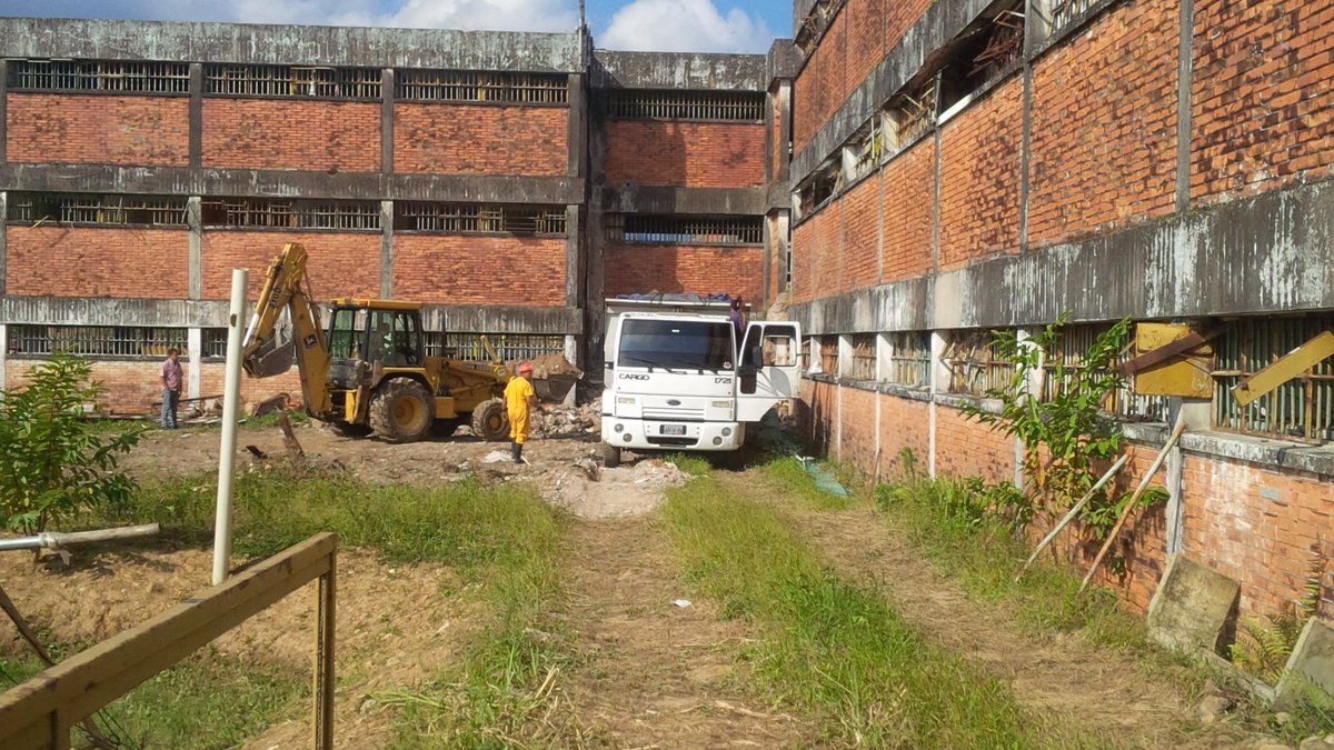 adrialmar's tweet photo. Recolección de escombros para limpiar área y comenzar rehabilitación de edif de reclusion @irisvarela @Andinamppsp https://t.co/IVsX0CEUHZ