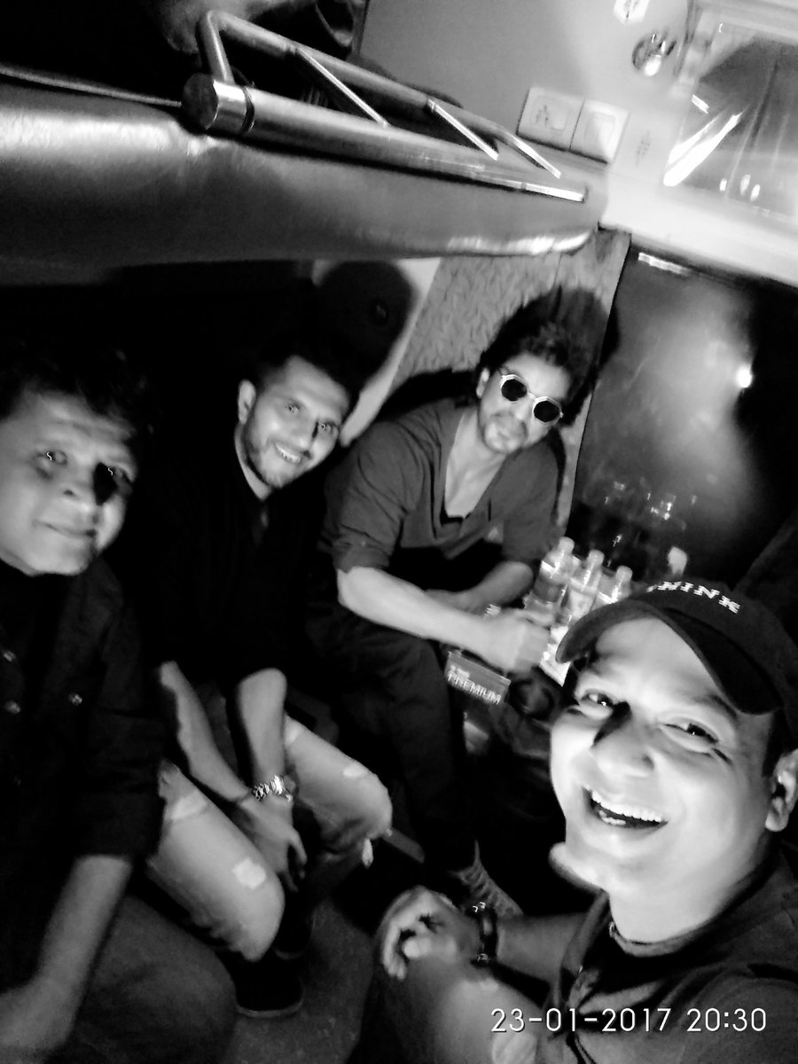 iFaridoon's tweet photo. Selfie time with @iamsrk @ritesh_sid and @rahuldholakia after a fun conversation on Mumbai August Kranti Rajdhani Express #RaeesByRail https://t.co/TOnRbPvahy