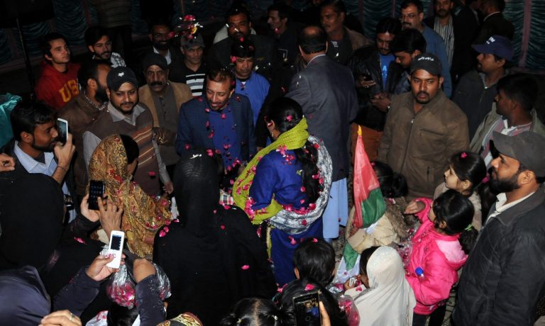UmairIslamMemon's tweet photo. کراچی والےچھا گئے، #MQM زندہ باد،سرجانی والےآگئے،سرجانی والے چھا گئے کے نعروں کی گونج،میں ڈاکٹرمحمد فاروق ستار کی آمدپرزبردست گلپاشی کی گئی https://t.co/Y07Qm7tXNt