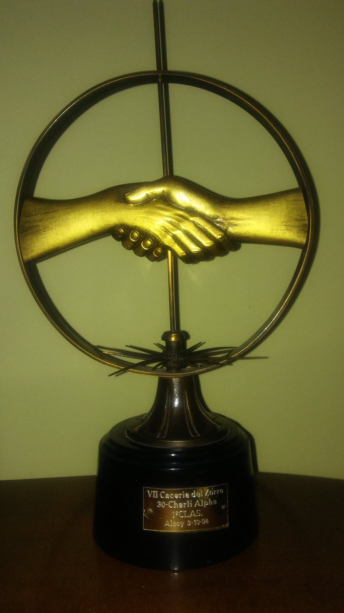 30charlyalpha's tweet photo. Este trofeo lo entregábamos a los ganadores de nuestros concursos en los inicios de nuestra asociación. Vamos a volver a hacerlos! Síguenos! https://t.co/qQ72BX45sN