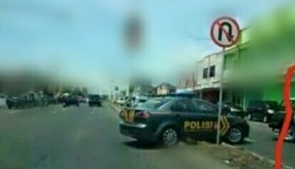 riyadyDo's tweet image. Sebenar nya untuk apa rambu2 itu...??????? 
Apakah begini guna nya__!!!
Di larang belok ttp di lanjutkan haaa....