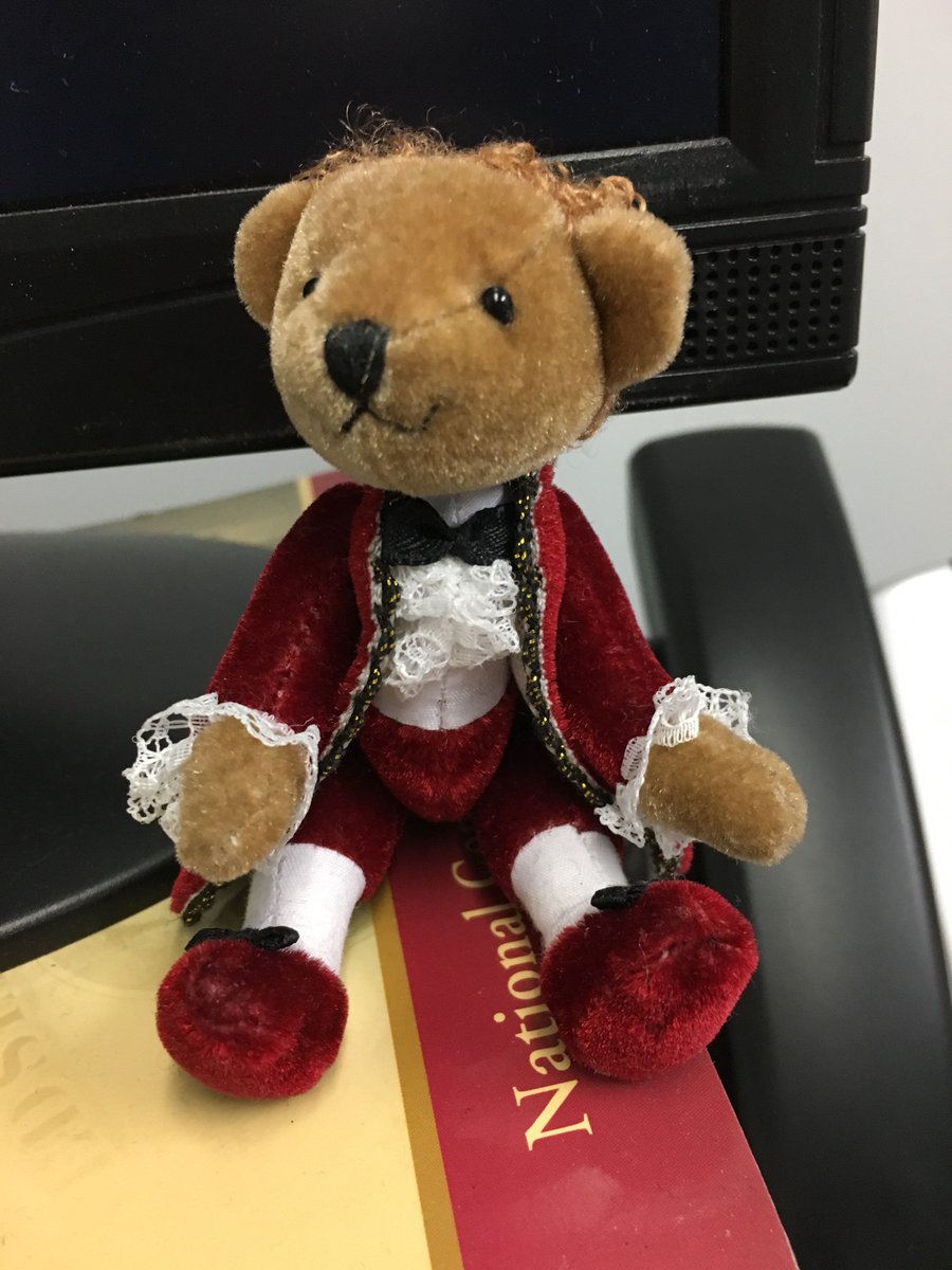 Semilylek's tweet photo. This is an elephant wearing a tutu. #alternativefact https://t.co/wRWJXPj3Z9