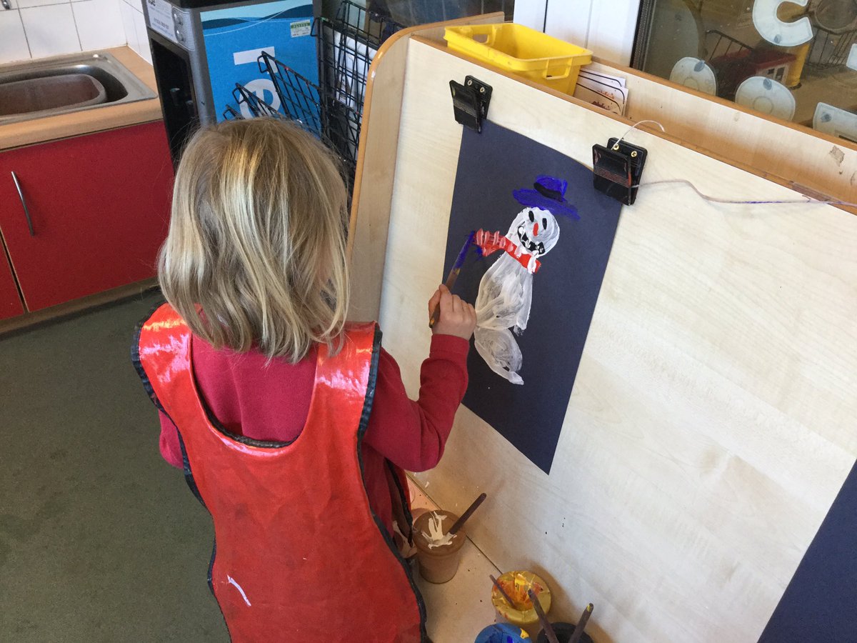WMPrimaryF2's tweet photo. Painting snowmen, mixing the colours to add a repeating pattern scarf.#smileysnowmen https://t.co/YEb05ZTq8i