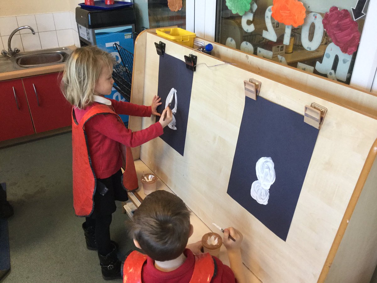 WMPrimaryF2's tweet photo. Painting snowmen, mixing the colours to add a repeating pattern scarf.#smileysnowmen https://t.co/YEb05ZTq8i