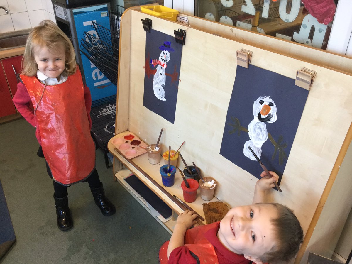 WMPrimaryF2's tweet photo. Painting snowmen, mixing the colours to add a repeating pattern scarf.#smileysnowmen https://t.co/YEb05ZTq8i