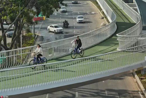 PDChina's tweet photo. World’s longest (7.6km long)& China's 1st elevated bikeway is built in SE China’s Xiamen, aiming to ease traffic & push green transportation https://t.co/7tzLKxC7Tx