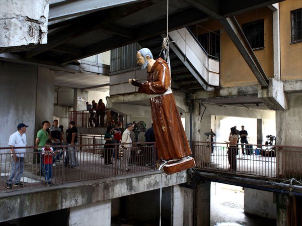 카모라는 로베르토 사비아노의 르포 <고모라>를 원작으로 한 마테오 가로네의 영화 <고모라>의 주요 촬영지 중 한곳이기도 했다. 카모라는 마테오...