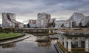 카모라는 로베르토 사비아노의 르포 <고모라>를 원작으로 한 마테오 가로네의 영화 <고모라>의 주요 촬영지 중 한곳이기도 했다. 카모라는 마테오...