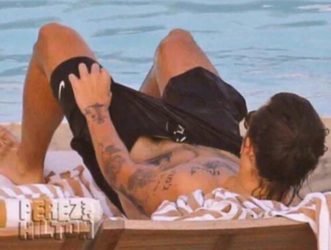 Harry22myBoo's tweet image. can't his pants fall at least once! It's such a tease that they hang so low! I mean... #howlowcantheygo