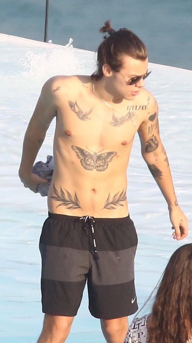 Harry22myBoo's tweet image. can't his pants fall at least once! It's such a tease that they hang so low! I mean... #howlowcantheygo