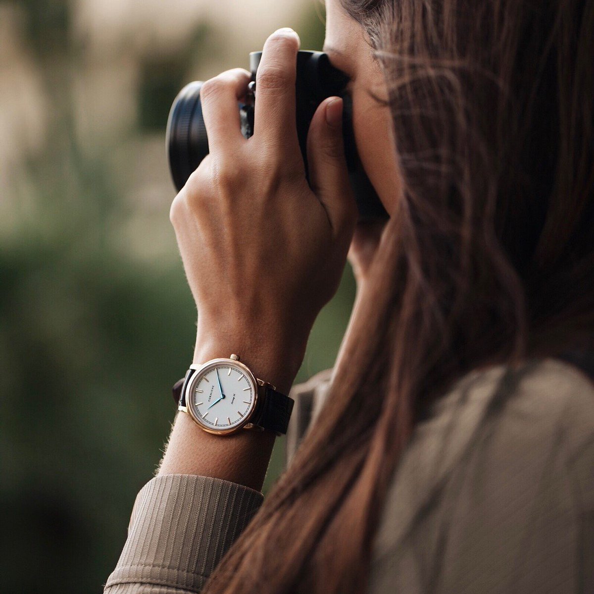 cornichewatches's tweet photo. Shooting with the Heritage 36 in rose gold on the wrist. Discover more on https://t.co/LNAQjtj0HY https://t.co/xTRGWST2aC