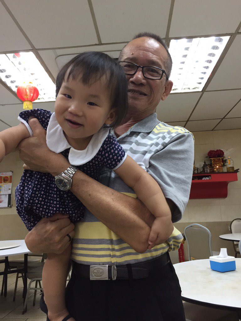 fran_yn's tweet photo. Meimei meeting kongkong for the 1st time! https://t.co/lu0BIBCW4h