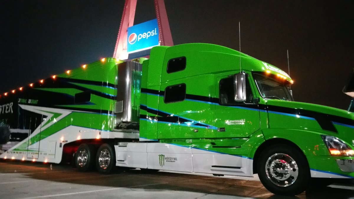 33MG's tweet photo. @racekawasaki big b has skills, great looking rig. https://t.co/kzSWdnmESx