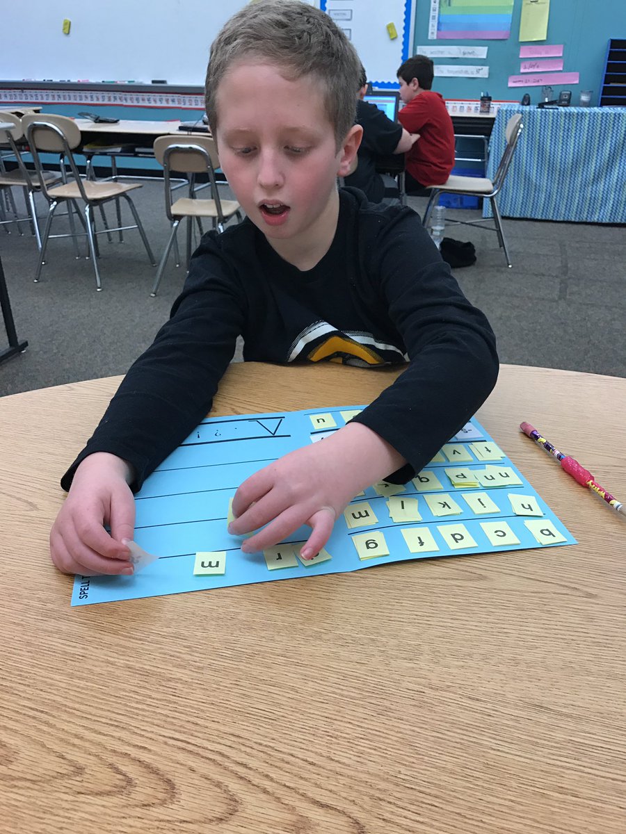 MWES_Valenti's tweet photo. Using #spelltabs to record the sounds while "finger-spelling" words #projectread #mweschool https://t.co/Q0H3nkUS42