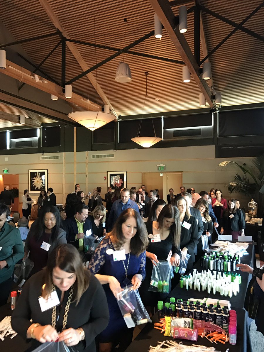 DallasCSRE's tweet image. Best &amp;amp;I Brightest places to work companies putting in work for charity today at the awards ceremony! #101BB