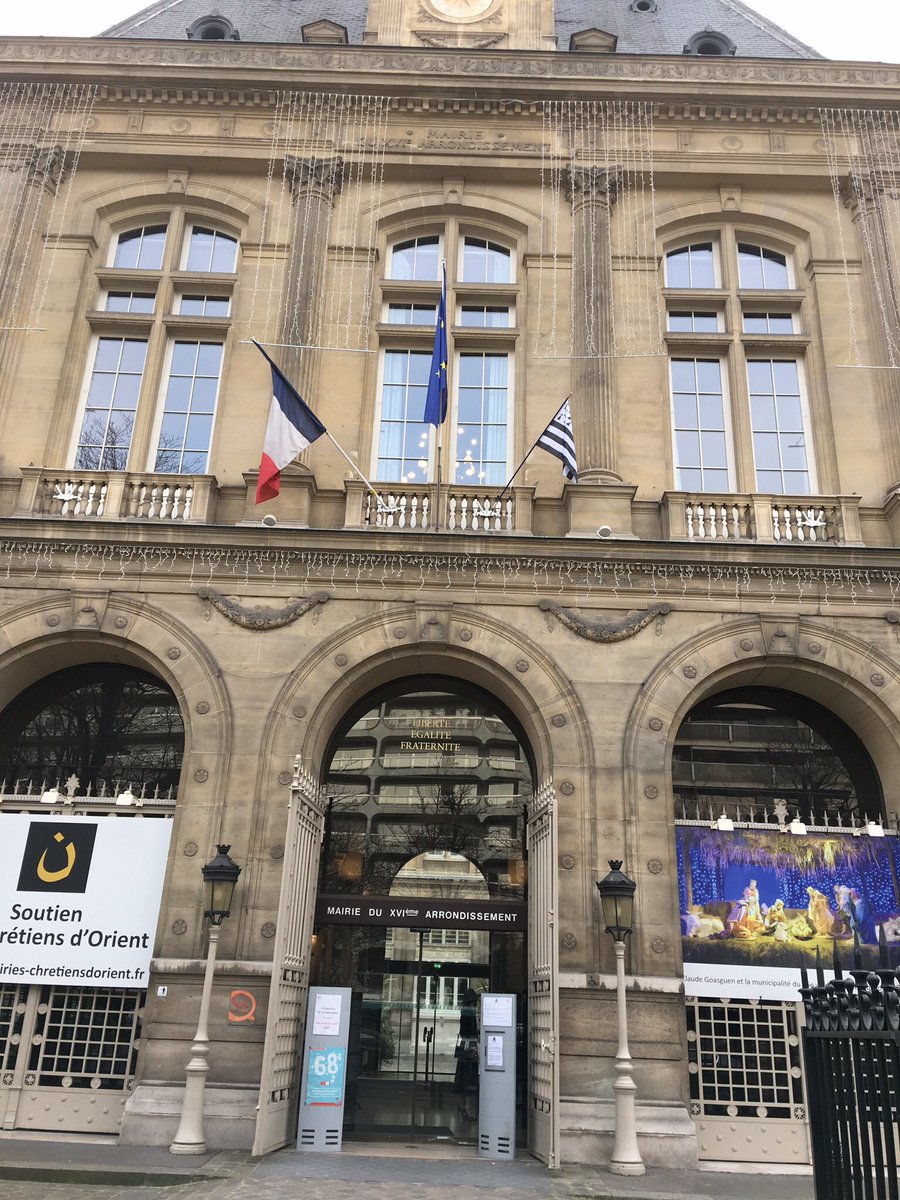 expertscience's tweet photo. drapeau #Breton sur le fronton de la Mairie #Paris 16 eme ce soir pour cérémonie des #VOEUX de L'ACB > https://t.co/kaPzgTVvwv #Ereac (22) https://t.co/UaOqVUzlfo
