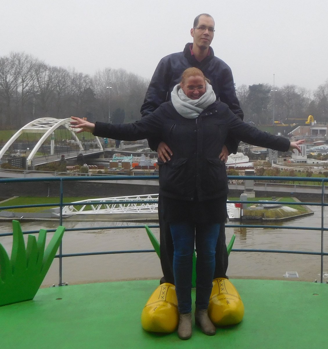 Willemsvaart's tweet photo. @Willemsvaart &amp; @PrettyTall_nl (Zomers : modeshows voor Lange mensen op de Haagse Grachten) kwamen vandaag naar @Madurodam met "hoog bezoek" https://t.co/QQKx7kBmVP