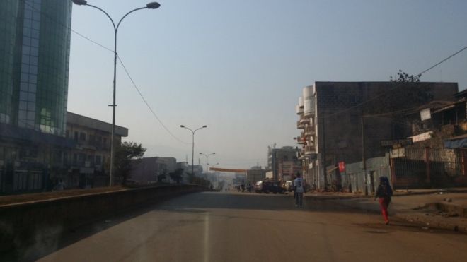 BBCAfrica's tweet image. Anglophone 'ghost town' protest in Cameroon as internet remains cut bbc.in/2jJFnaI #BBCAfricaLive