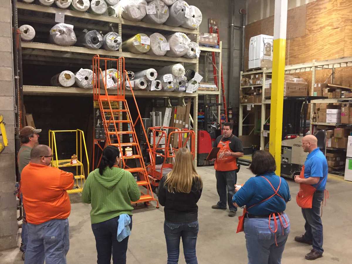 OASM Wilson doing a great job discussing ladder safety at 2726 AP Days. #APAwarenessMonth2016 <a href="/Dave_Dawber/">Dave Dawber</a>,<a href="/AnzarutMark/">Mark Anzarut</a>, <a href="/Softail1968Andy/">Andrew Dickinson</a>