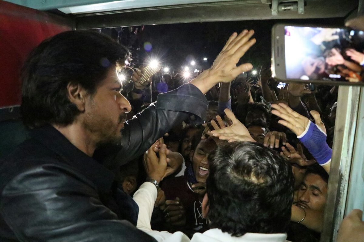 pinkvilla's tweet photo. Shah Rukh Khan waves to the huge crowd outside Bharuch station! @iamsrk #RaeesByRail #Raees #RaeesPromotions https://t.co/ToQ3UHgaI2