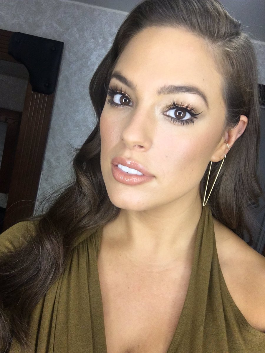 Forbindelse afskaffe absolutte Ashley Graham on Twitter: "Makeup look for tonight's @ANTMVH1 💋  https://t.co/WNmYnhDP2Q" / Twitter