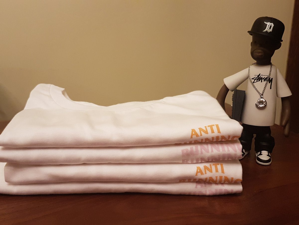 AbdillahMcQueen's tweet photo. even j-dilla wants to look fresh in those irresistable white tees... @arrcsg #arrcsg #antirunningrunningclub https://t.co/6DSUofv7J1