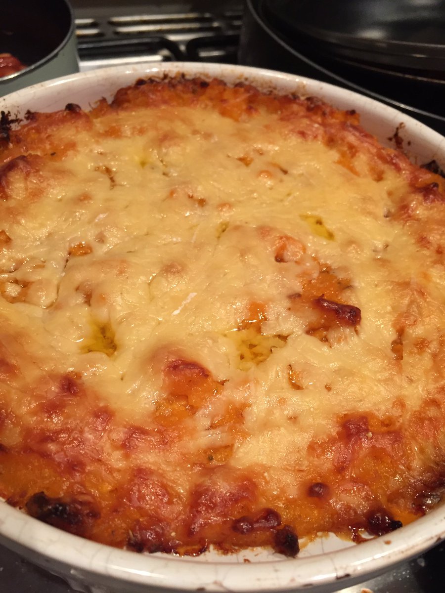 gingerfig's tweet photo. What's happening?? THIS is happening, right now and - if I say so myself - it's rather good! #vegetarianshepherdspie #noshepherds 😃 https://t.co/52qbQhfii9