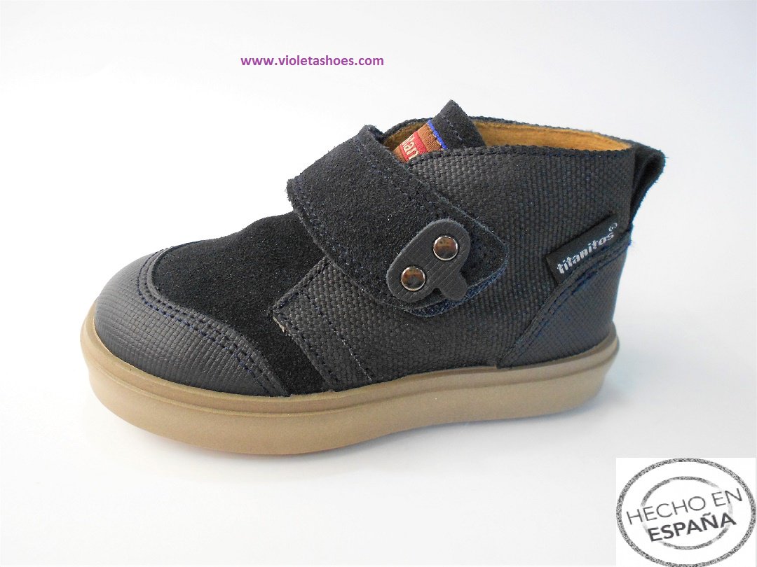 VioletaShoes's tweet photo. Botas de Titanitos en marino con velcro ahora REBAJADAS en https://t.co/OI9km82Rle #rebajas #Titanitos #botasniño #calzadoinfantil #botapiel https://t.co/Pg6Xt99D7a