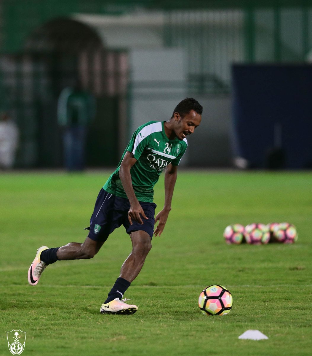 ALAHLI_FC's tweet photo. صور من تدريبات الفريق الكروي الأول بالنادي #الاهلي مساء اليوم . https://t.co/kembDb5Ihu