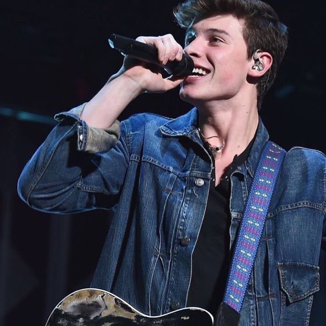 bcauseihadlou's tweet image. "You give me this crazy feeling"
#iHeartAwards #BestFanArmy #MendesArmy @ShawnMendes 
RT to vote. GO MENDES ARMY💪🌸