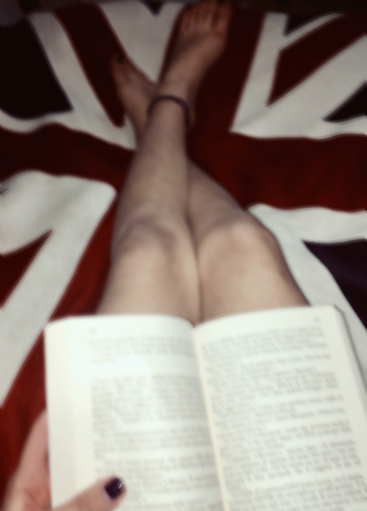 WoGeorgia's tweet photo. We lose ourselves in books, we find ourselves there too 🌚🌝
@tessgerritsen #TheSurgeon https://t.co/mh4hc5Ql2f