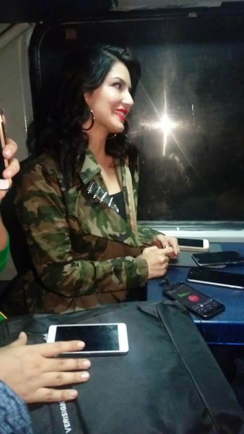 iamawk123's tweet photo. #RaeesByRail @iamsrk Sir, beautiful @SunnyLeone with @rahuldholakia @ritesh_sid #TeamRaees #1DaytoRaeesKaDin #Raees25Jan #Raees https://t.co/MgQnCLYpTn