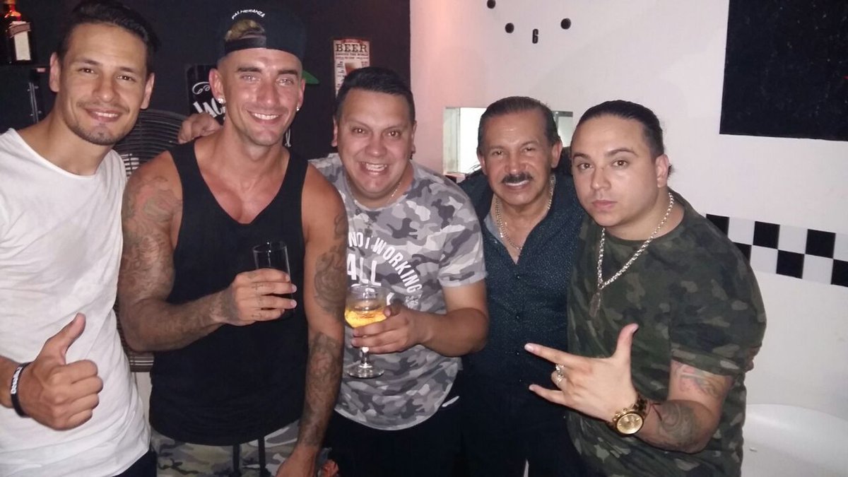cunieloriginal's tweet photo. Anoche en el cumple de seba 
Hermosa noche @sebamendozaok  @RTapari  @romansivori  y @antonio https://t.co/4QCsXjyLHw