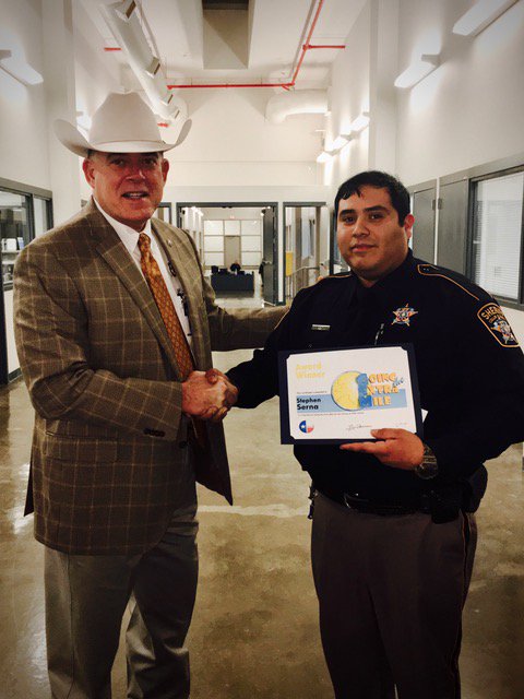 CollinCoSO's tweet image. Officer Serna was presented an award by Sheriff Skinner for his actions inside the detention facility on 12/4/16. facebook.com/CCSOTEXAS