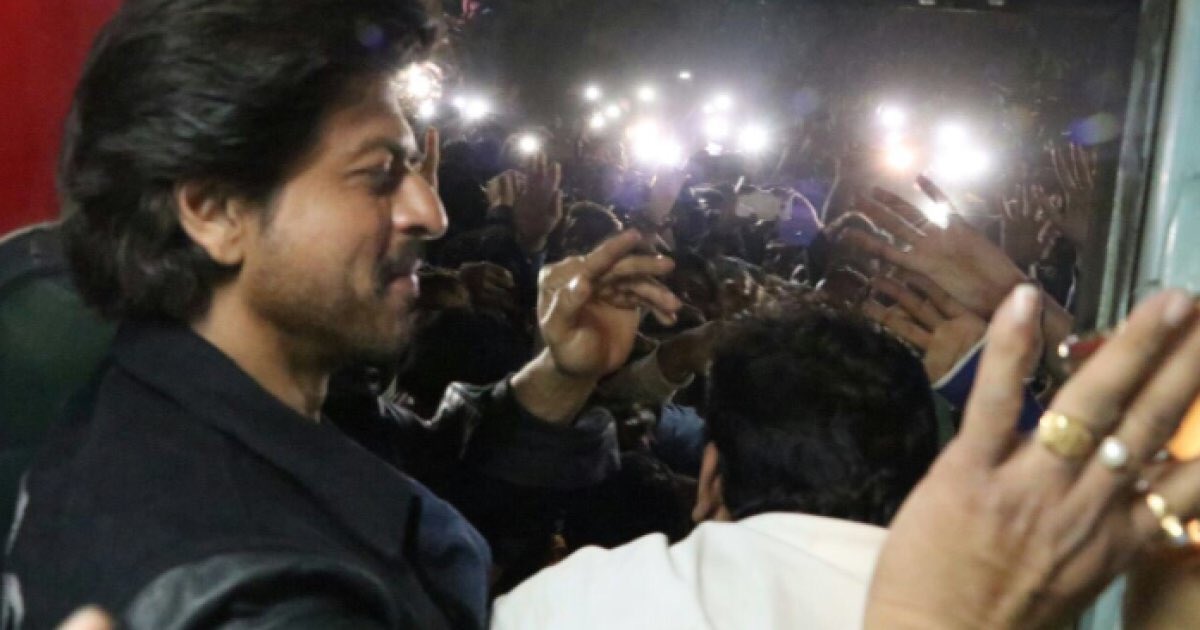 SRKuniverseIT's tweet photo. @SRKUniverse @iamsrk #RaeesByRail #RaeesPromotions ❤️ https://t.co/KxrvcqPcO9