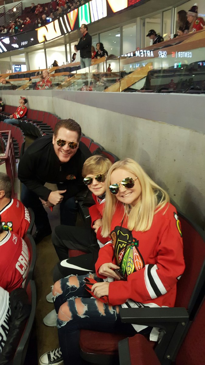 KevinKickels's tweet photo. @TracyRoenick @NHLBlackhawks awesome night with your JR and family 👍👊😎 great tribute and special night #futurehof #hawkforlife ✌💚👊 https://t.co/01ql6QaVOY