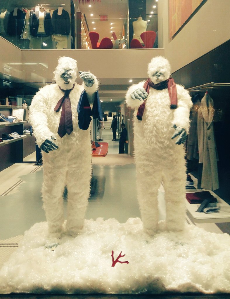 LensOfNYC's tweet image. A men's fashion store... Beauty and the beast #NewYorkCity #Manhattan ##NYCLens #Fashion