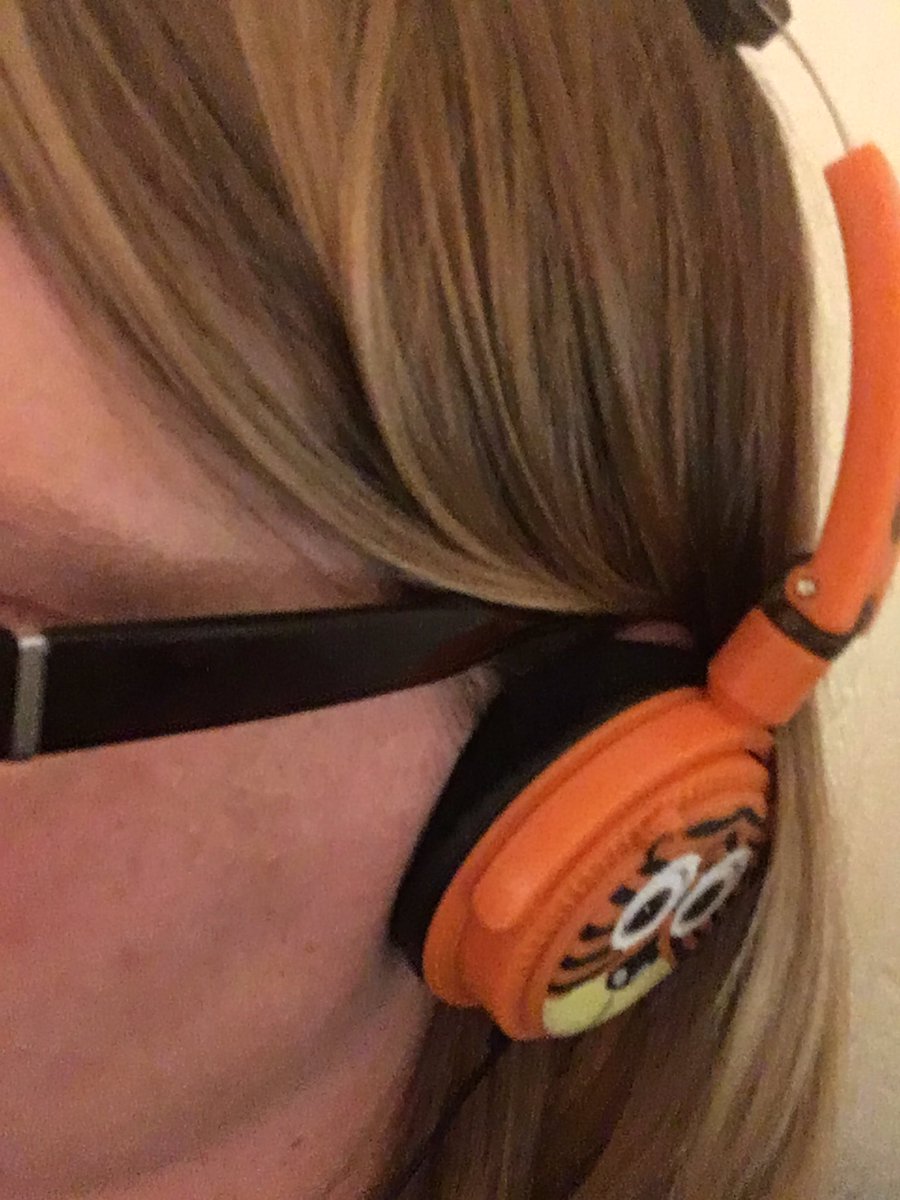RebeccaReload's tweet photo. Wenn man mit dem Tiger-Kids-Kopfhörern Dschungelcamp...wat mutt dat mutt https://t.co/C87k3QhNmP
