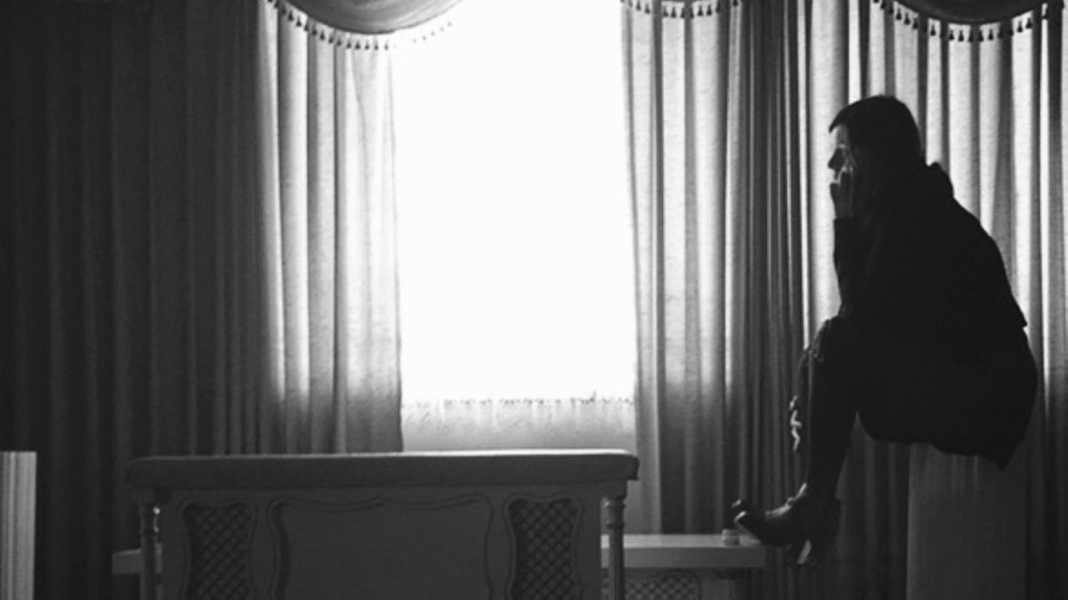 vicecanada's tweet photo. We spoke to a 26-year-old funeral director about mortuary makeup, weird smells, and dealing with death all day long: https://t.co/YdF2Sz3mUv https://t.co/eah9nSUBDA