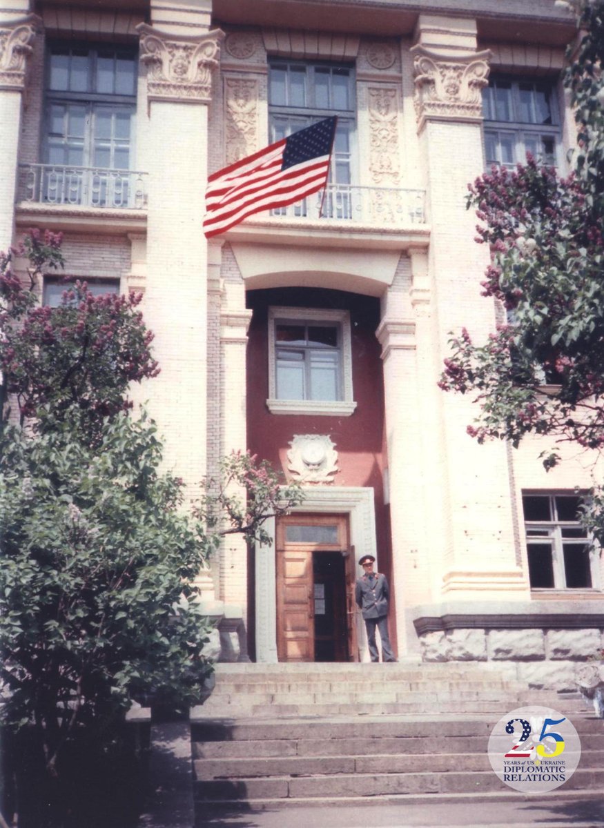RT <a href="/USEmbassyKyiv/">U.S. Embassy Kyiv</a> Цього дня у 1992 році в Києві було відкрито Посольство США  #USUkraine25 goo.gl/z0IH4I